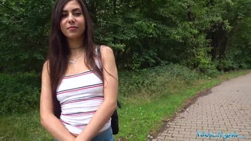 Szívesen megmutatta a tetszetős hátsóját a basznivaló romániai cica a pénz láttán Thumb