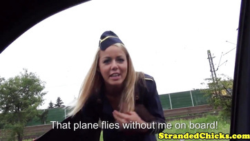 A szexis magyar származású légikisasszony cumikázza a járművezető merev szerszámát a tragacsban Thumb