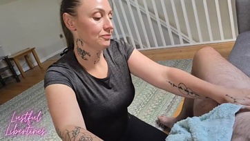 Előbújt az erektált szerszámom a törölköző alól miközben az anyám csábító milf barátnéje nyomkodott Thumb