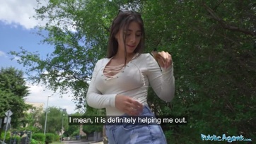 A zsozsó láttán hangulata támadt a nyilvános kufirchoz a szexis formás seggű szexbombának Thumb