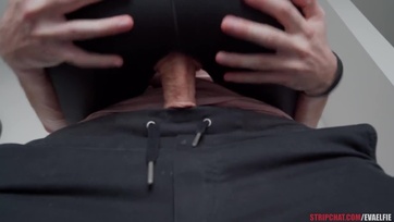 A szerencsés pizzafutár live-ban csücsültethette rá a szerszámára a huncut szöszke sexcam-es bulát Thumb