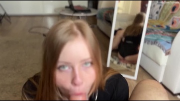 A bűbájos zöldszemű suna rutinosan cumizta a nagy himbilimbit amíg arcocskán nem spriccelték Thumb