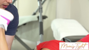 A fiatal párductestű nevelőanya elkezdett szaxofonozni a mostohafiacskája hatalmas pöcsén mihelyt kiszúrta Thumb