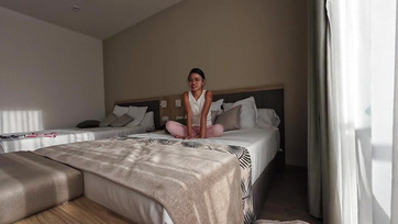 Az irreálisan tökös öregember elcipelte nyaralni a tündéri ázsiai cicát egy szopásért ellenértékül Thumb