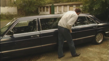 Leszedte a járgány ablakát hogy lecidázza az anonim fickót mialatt hátulról kefélték a popólyukát Thumb