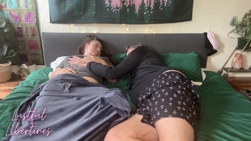 Bevadult a tetszetős milf pipi a tapizástól és hagyta a pajtásának hogy teletüzelje a pinácskáját Thumb