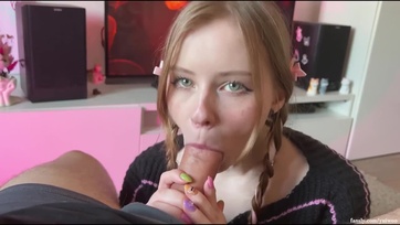 A zöld szemű, bájos csajszi a szemembe nézve szívogatja a böszme falloszomat és a szájüregébe kívánja a tejemet Thumb